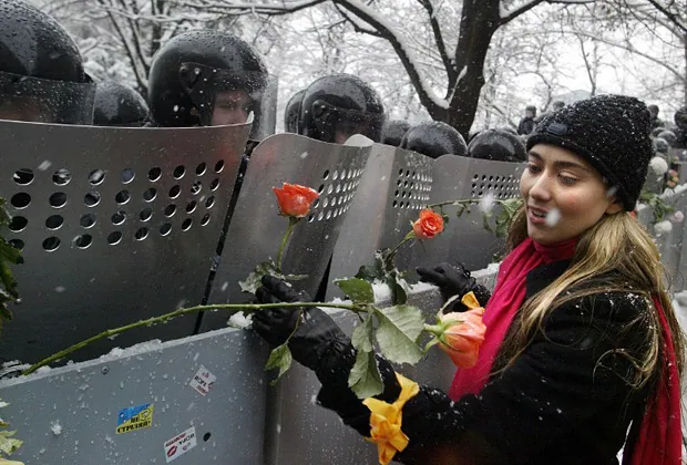 Щити й помаранчеві квіти, Київ, 2004