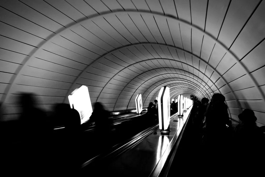 Спуск у метро, Київ