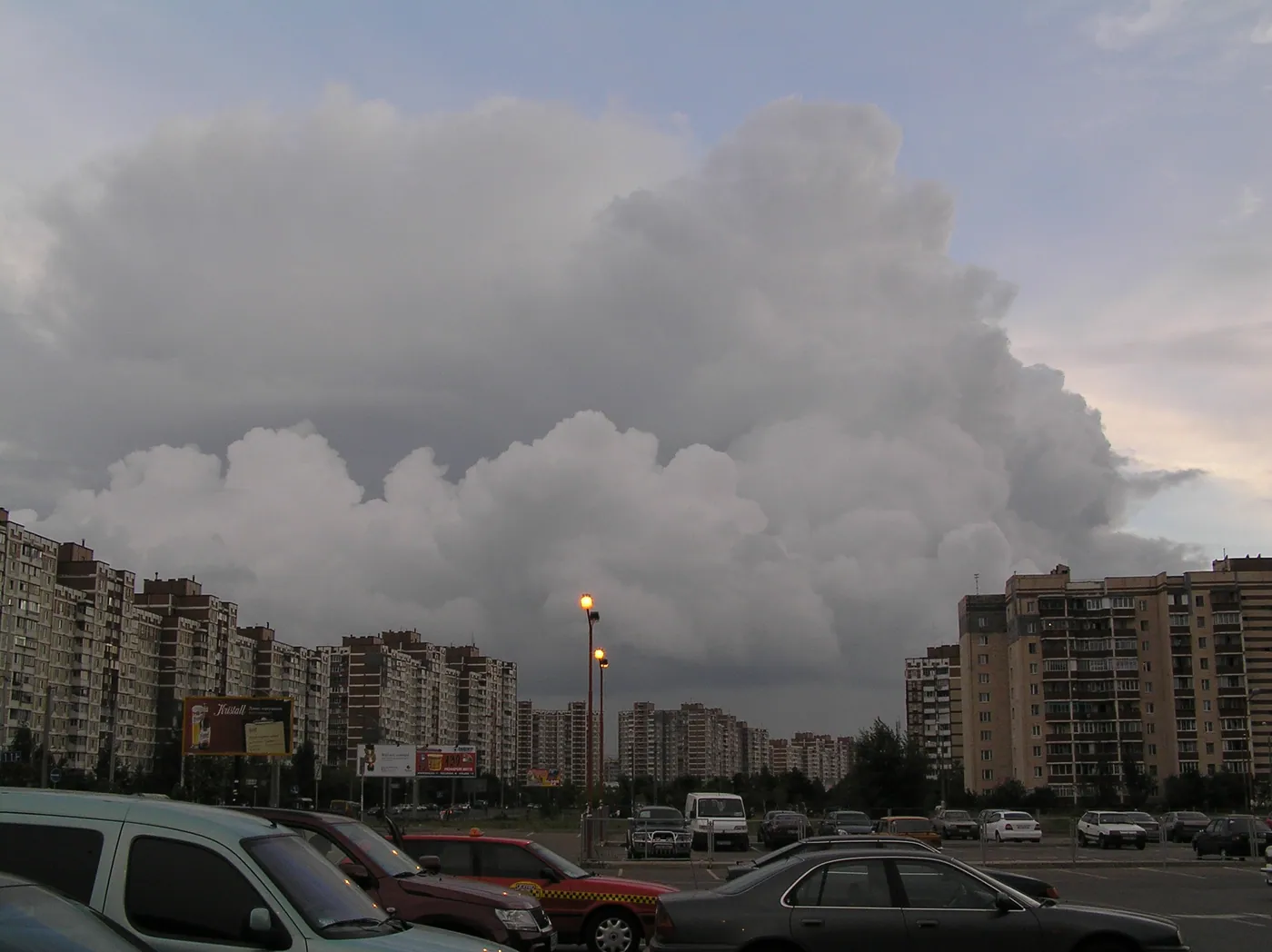 Хмари над Троєщиною