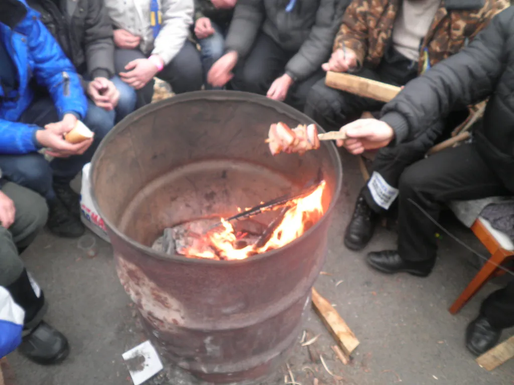 Гріються біля бочки, Майдан