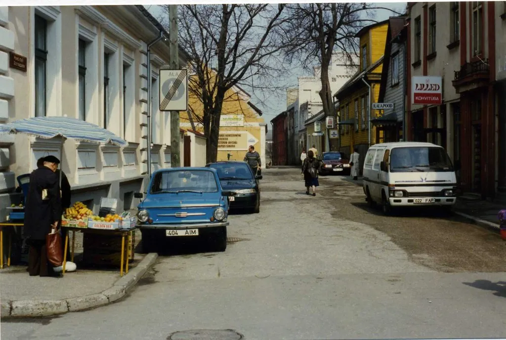 «Запорожець» біля базарчика, 1996
